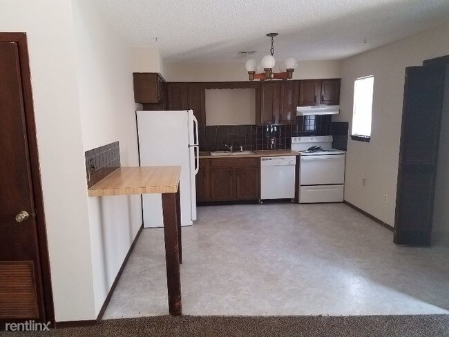 Building Photo - 2 br, 1 bath Apartment - 220 Main st