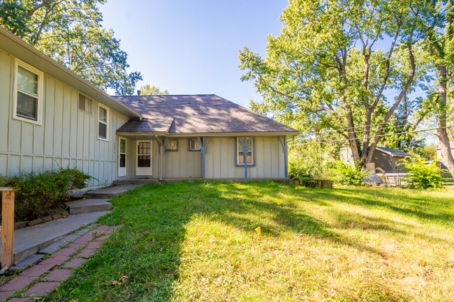 Building Photo - 5802 Larsen Ln