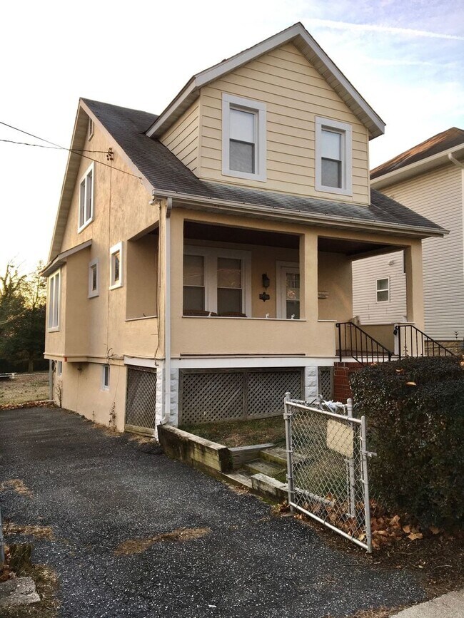 Building Photo - Fantastic 3-Bedroom Overlea Home with Open...