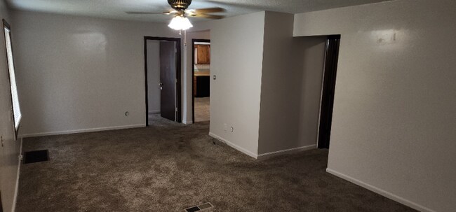 Building Photo - 4819 NE Vivion Rd
