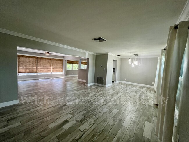 Foto del edificio - 2323 Surrey Ln