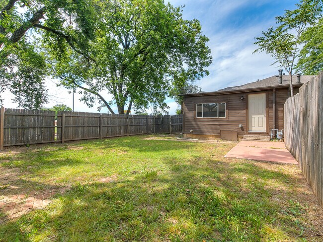 Foto del edificio - Updated DUPLEX + Minutes away from The Plaza, Paseo, Midtown, Uptown District!