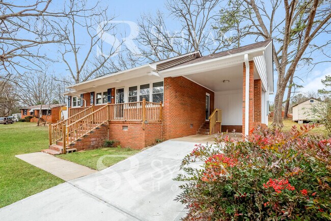 Building Photo - The living is easy in this 3 bedroom, 1 ba...
