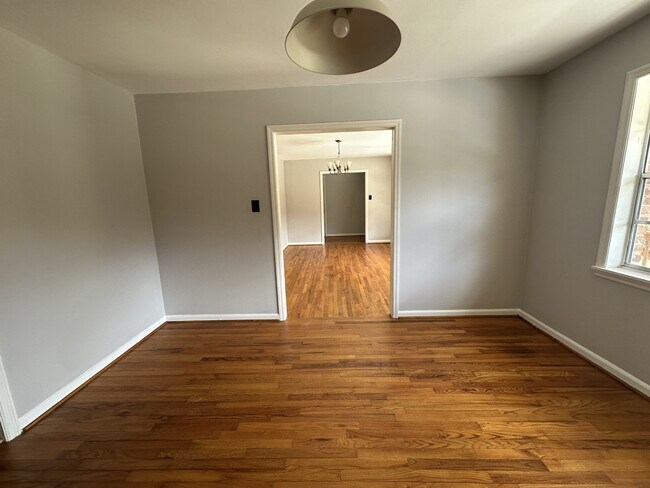 Foto del edificio - 989 Riverbend Dr