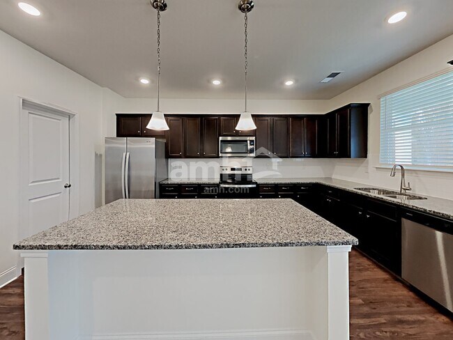 Building Photo - 2121 Johnston Dr