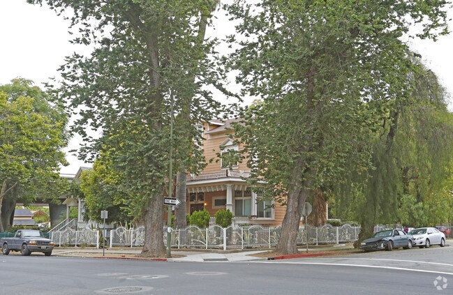 Building Photo - 694 S 2nd St