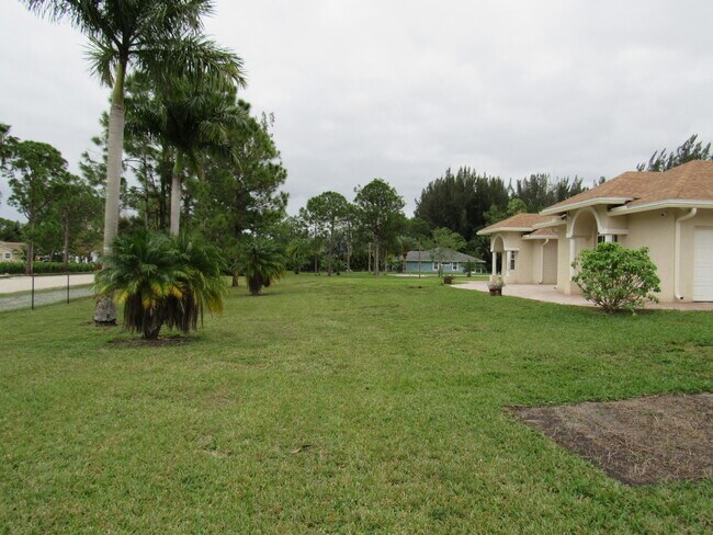 Foto del edificio - 6090 140th Ave N
