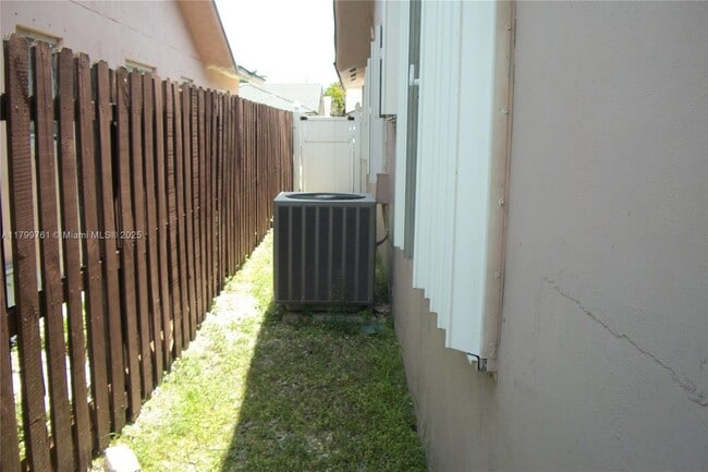 Foto del edificio - 3597 W 72nd Pl