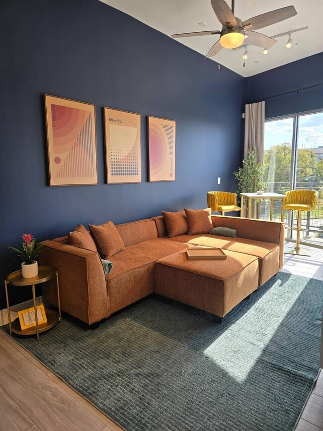 Building Photo - 1100 Peters St