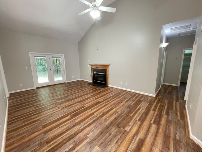 Building Photo - Charming, updated 3br house w/ separate ga...