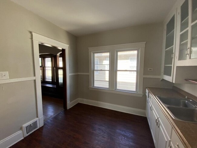 Building Photo - 10113 Almira Avenue #Up