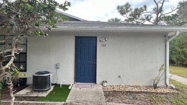 Foto del edificio - $550 OFF First Month! Cozy 2BD/2BA Condo Near Beaches – Quiet Living in Palm Bay