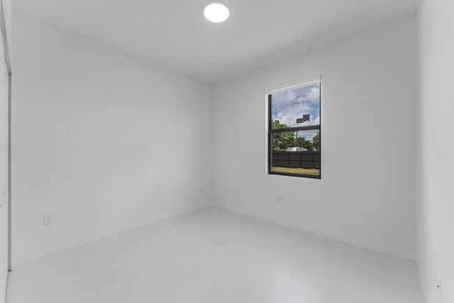 Building Photo - Southwest 196th Avenue, Homestead, FL 33030 - 1 BR 1 BA single-family home