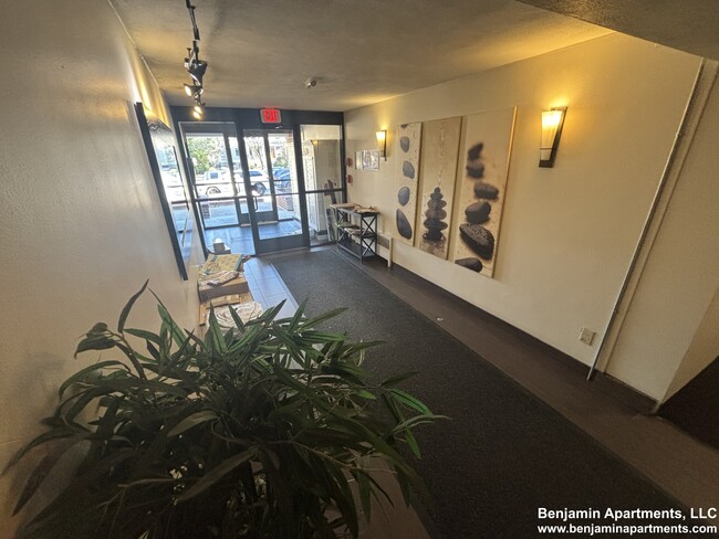 Building Photo - 94 Babcock St