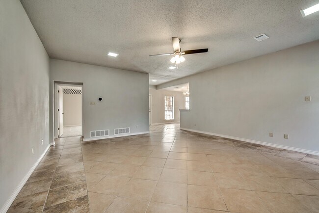 Building Photo - 6504 Parkview Dr