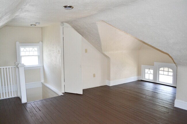 Building Photo - 9804 Newton Ave