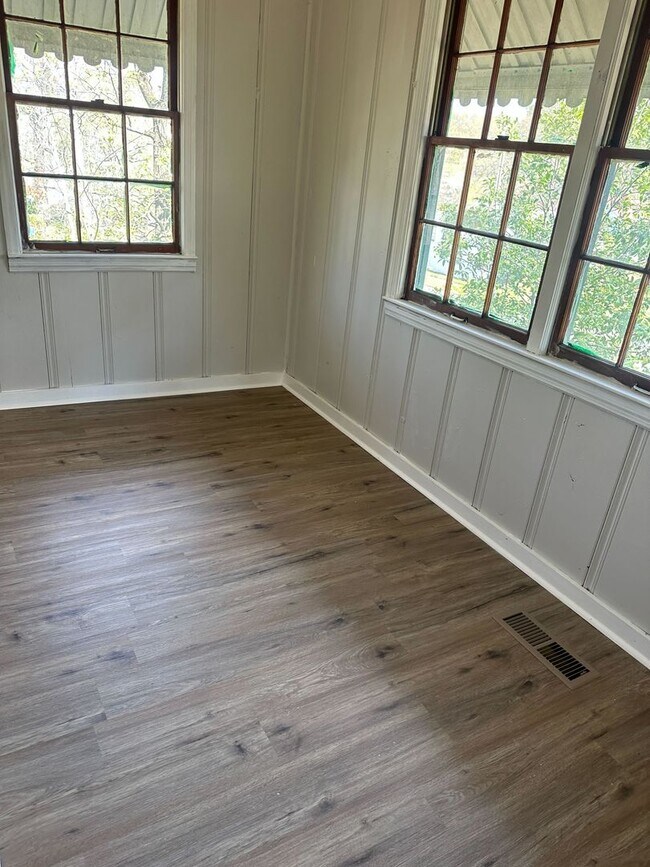 Foto del edificio - Classic Charm Meets Modern Comfort – 3BR/2BA Home