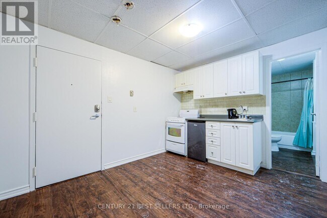 Photo du bâtiment - 150 Lakeshore Rd E