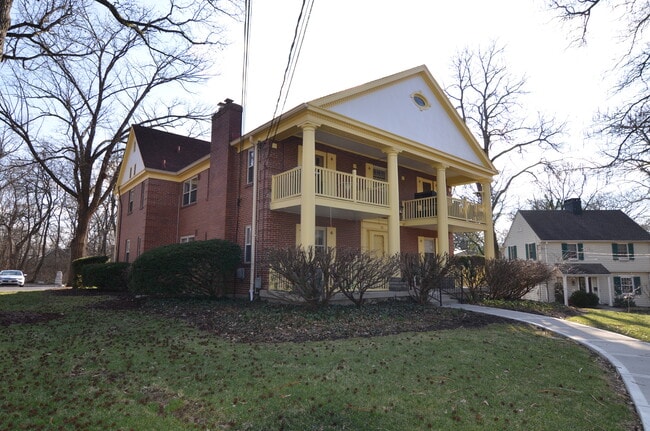 Building Photo - 33 W Hill Ln