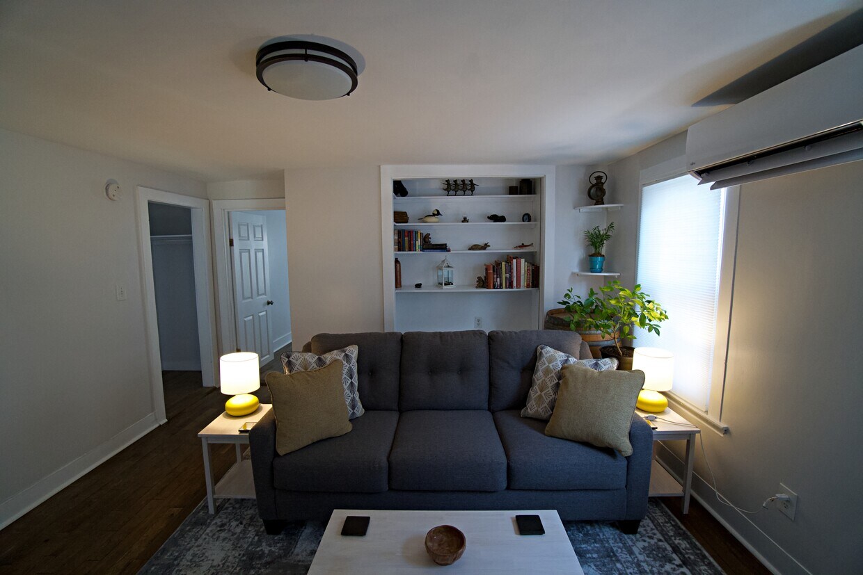 2nd Floor Living Room - 20 Tate St
