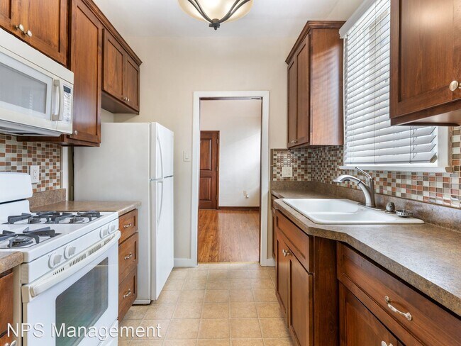 Building Photo - 1 br, 1 bath Apartment - 731½ East Broadwa...