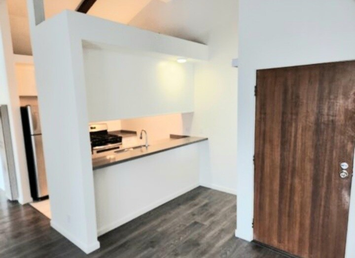 Foto principal - 12756 Matteson Ave