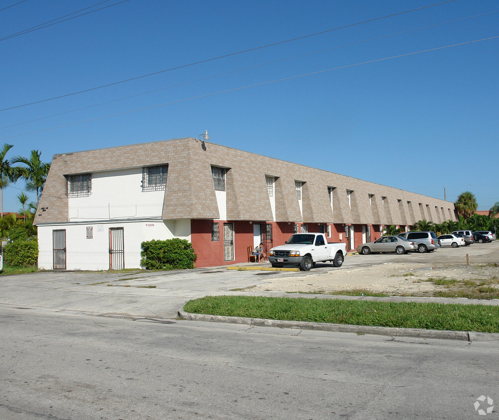 Primary Photo - Townhouses of Sweetwater