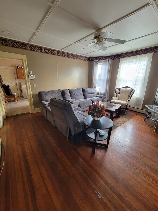 Sala de estar compartida del espacio - 32 Rowe Ave