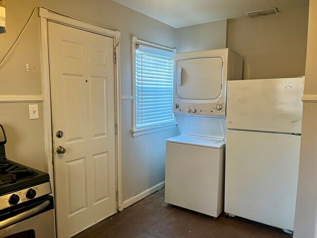 Building Photo - Great location in Garden District seconds from Downtown and LSU!