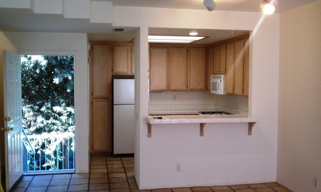 Building Photo - 2 BEDROOM / 2.5 BATHROOM TOWNHOME - NORTH ...