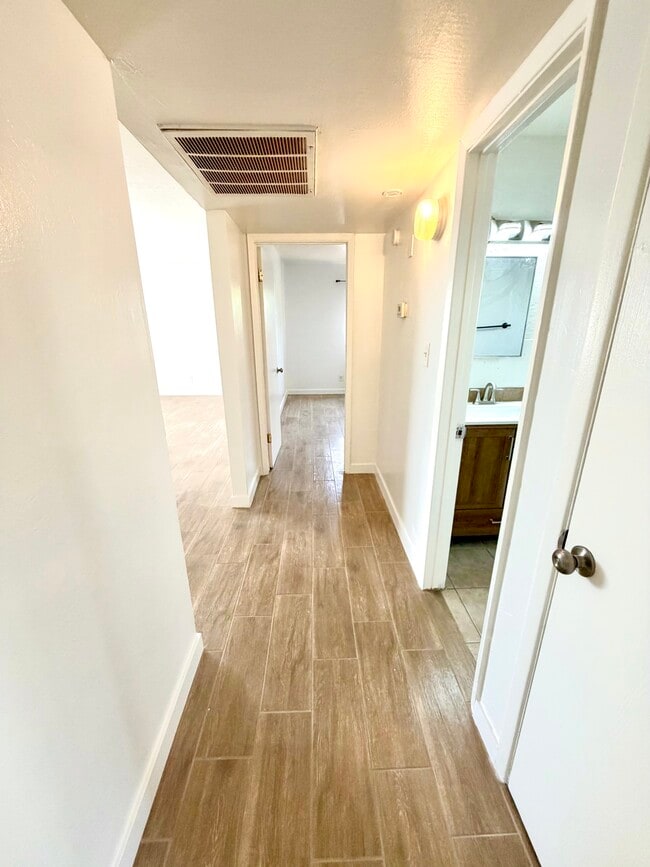 Foto del edificio - 1731 E Cheery Lynn Rd