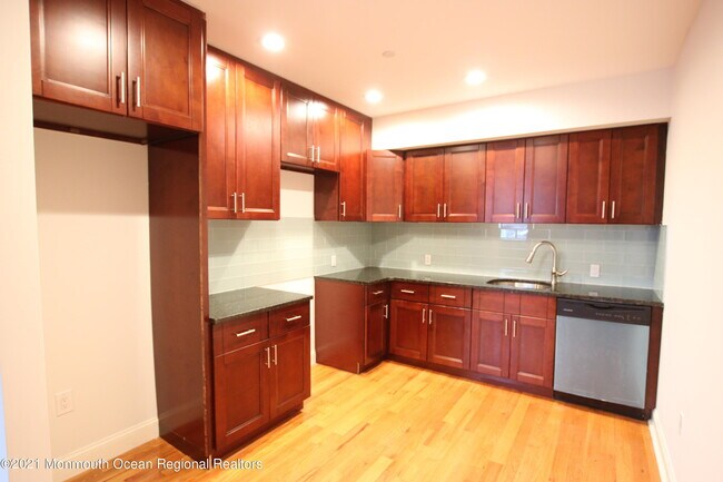 Building Photo - 1003 Bond St