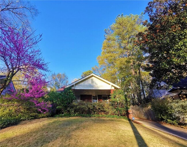 Foto del edificio - 3215 W Shadowlawn Ave NE