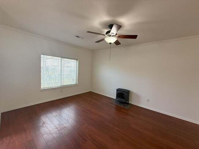 Foto del edificio - SPACIOUS LAYOUT! HARD SURFACE FLOORING, FENCED YARD & LARGE PATIO!