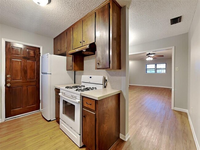 Building Photo - 8518 Putnam Dr