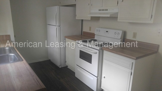 Building Photo - 2/1.5 Town-home off Delaware