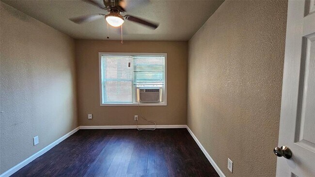 Building Photo - 7623 Pecan Villas Dr