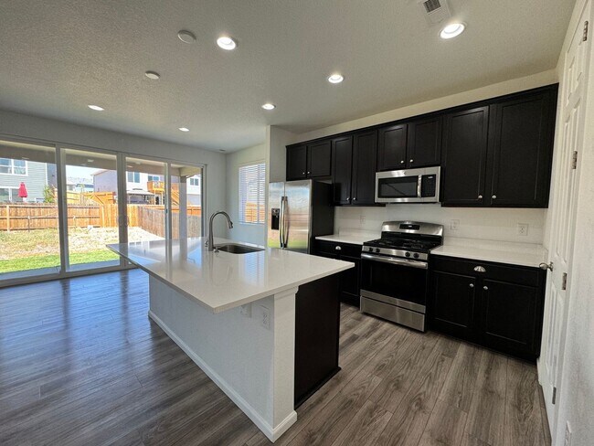 Foto del edificio - Newer 3 Bedroom plus loft in Paint Brush Hills