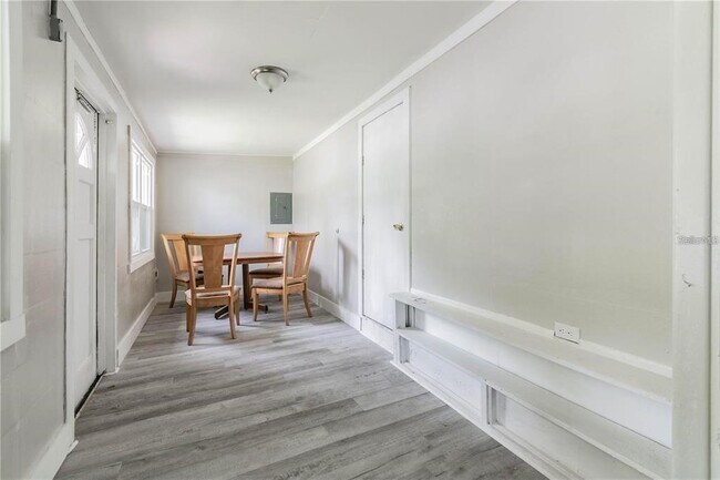 Foto del edificio - 5718 Kenwood Ave