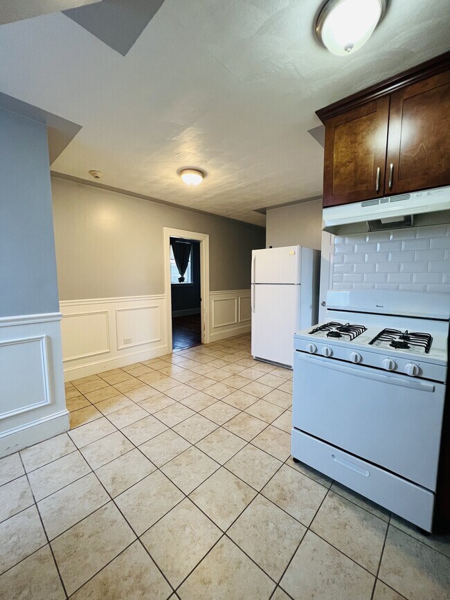 Building Photo - Edgewood View