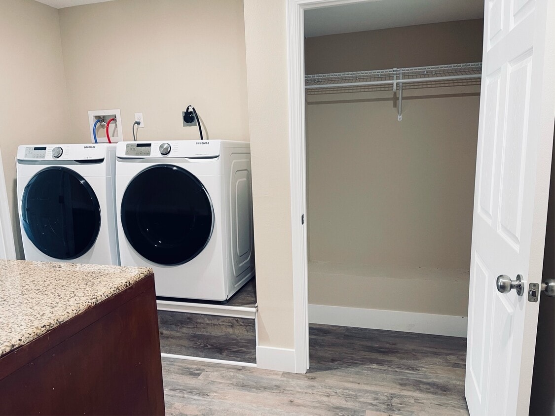 Building Photo - 716 Plum Ln