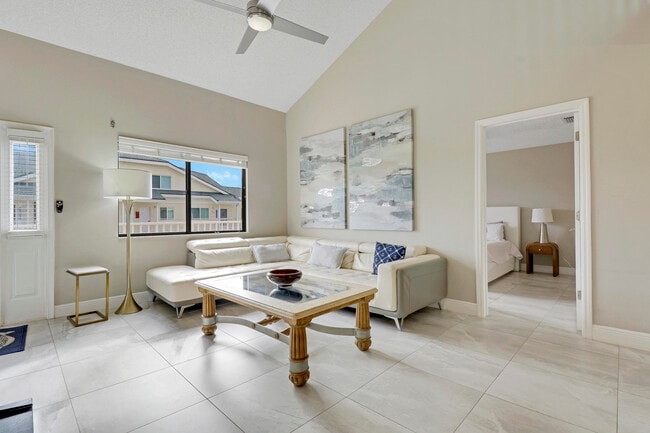 Building Photo - 360 Bella Vista Ct N