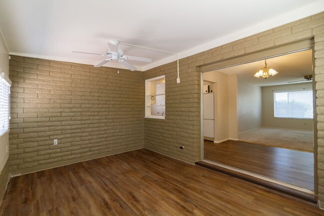 Building Photo - Nice 2 bedroom 1.5 bath in a nicely locate...