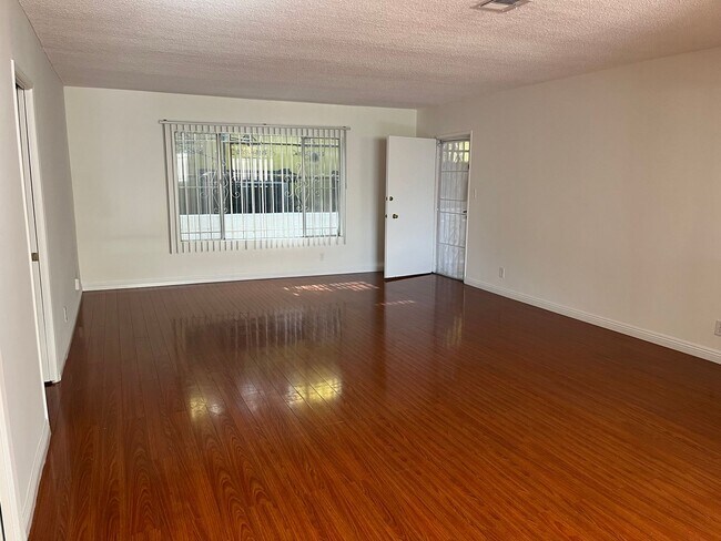 Foto del edificio - 1065 S Holt Ave