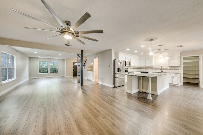 Foto del edificio - 3 Bedroom/2.5 Bath Canyon Oaks Subdivision