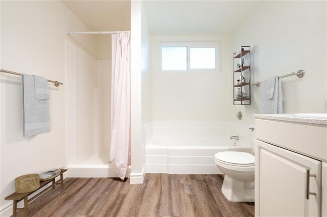 Foto del edificio - 1050 Meadow Lake Dr