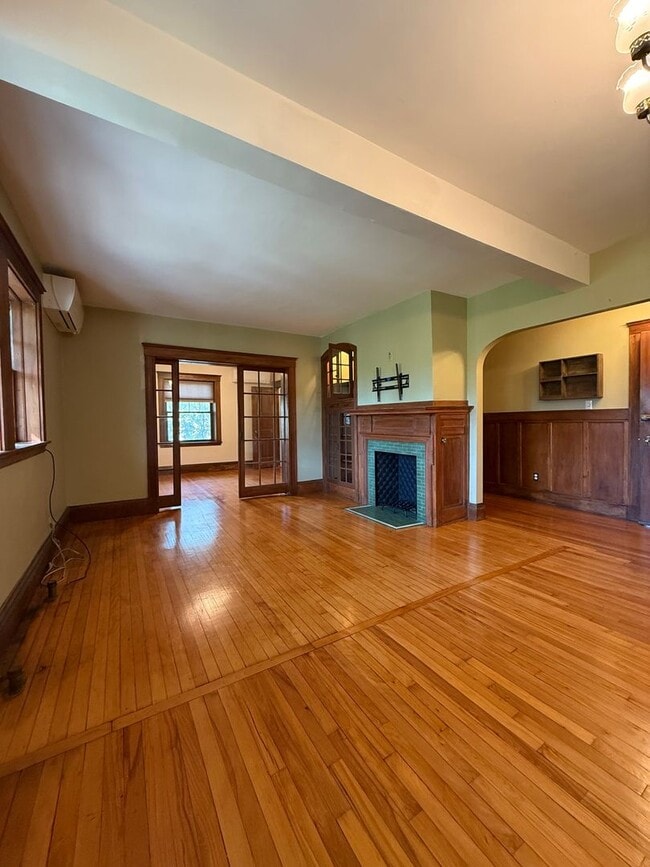 Building Photo - Gorgeous, Renovated Brighton 2 Bed on Cumm...