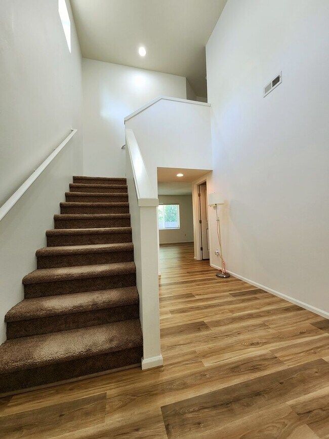 Foto del edificio - Prime Amber Skyline Home for Lease: Comfort and Convenience Await