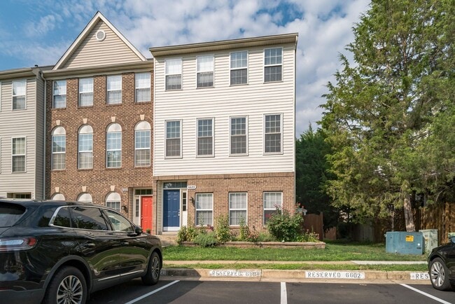 Building Photo - Stunning End Unit Townhome