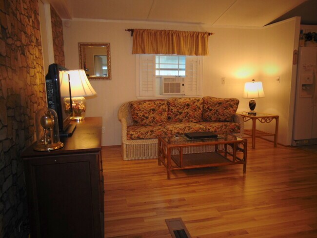 Building Photo - 429 Lake Henry Dr